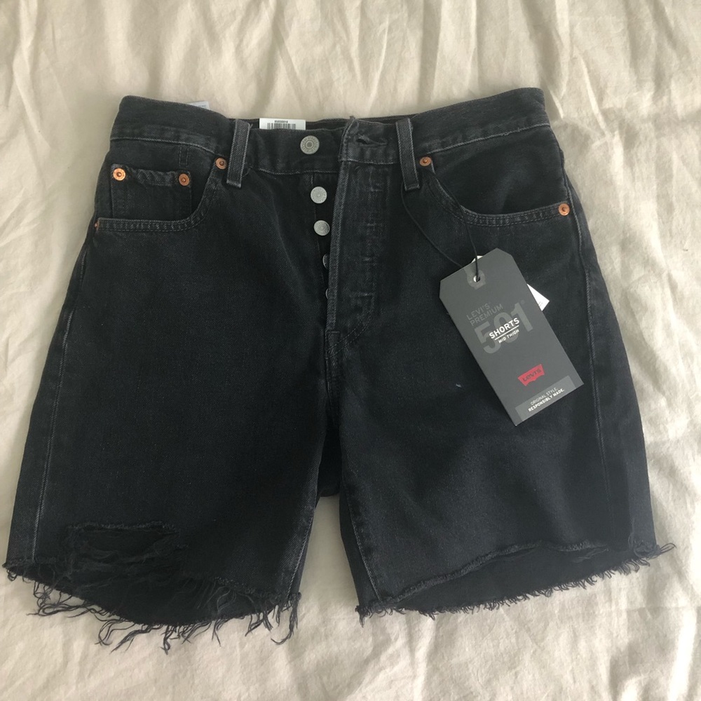 Levi’s 501 mid-thigh short BNWT